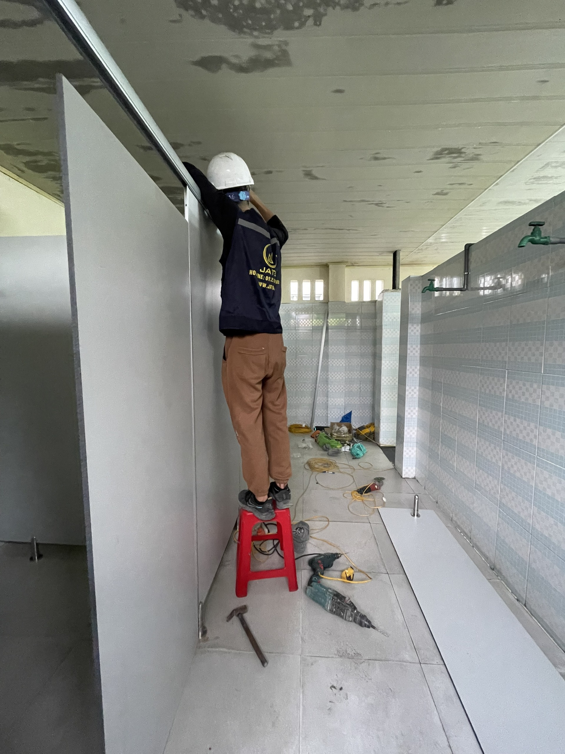 Thi công vách ngăn vệ sinh tại Công ty Cổ Phần Đồng Phú