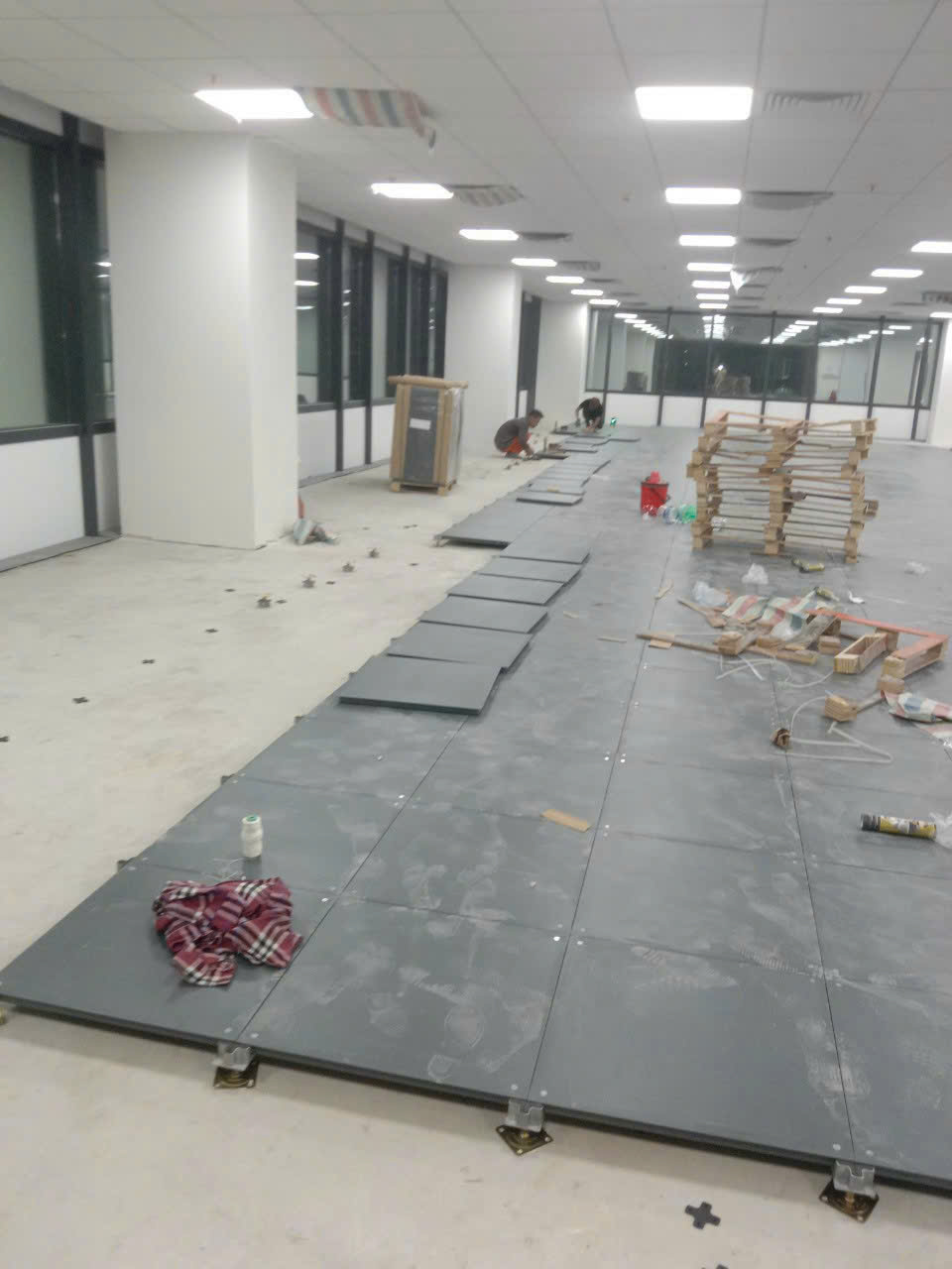 Hướng dẫn vệ sinh sàn nâng OA đúng kỹ thuật, sạch đẹp và bền lâu
