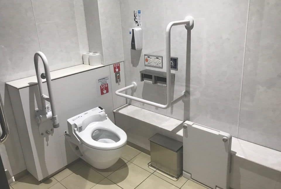 nhà vệ sinh cho người khuyết tật