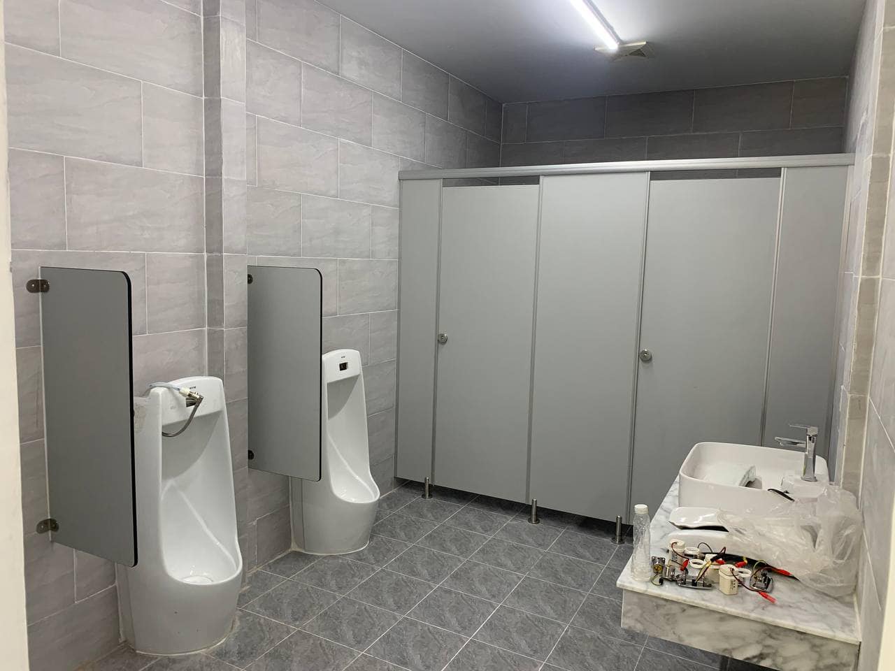 Bảo dưỡng vách ngăn compact nhà vệ sinh