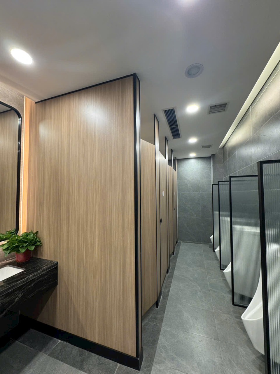 Thi công vách ngăn vệ sinh compact bằng U tường